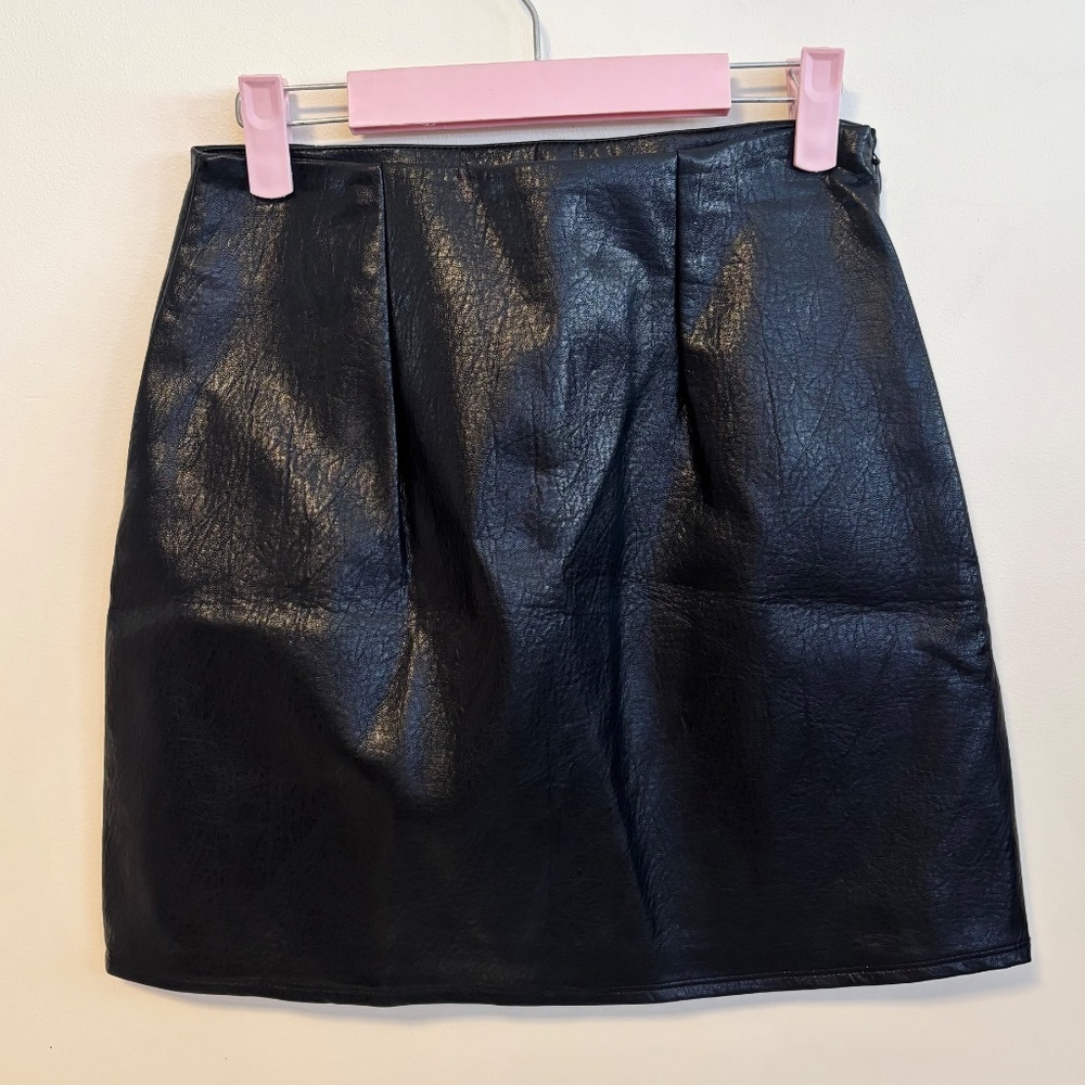 Old Navy High Waist Faux Leather Mini Skirt Front Slit Black Womens Size XS NWT - Picture 2 of 3